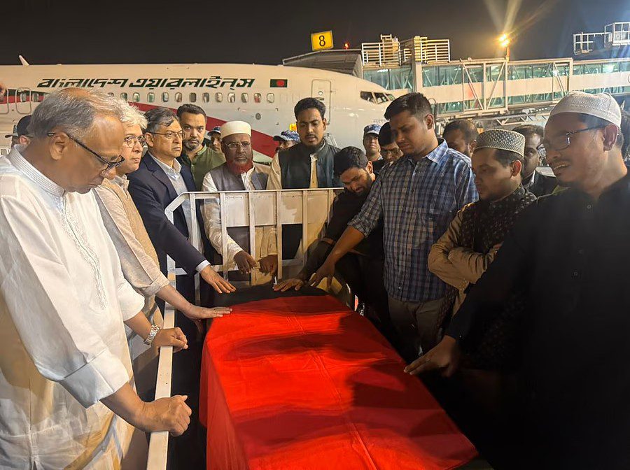 ওসমান হাদির মরদেহ ঢাকায় পৌঁছেছে, বিমানবন্দরে শ্রদ্ধা নিবেদন