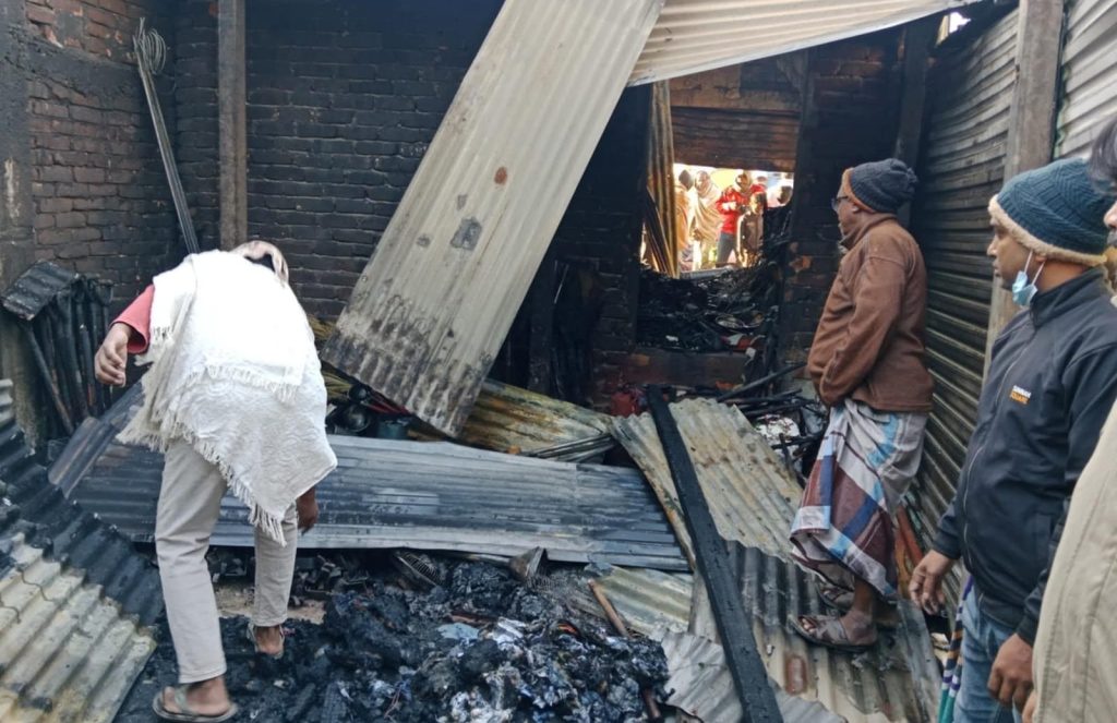 সিংগাইরে অগ্নিকাণ্ডে তিন দোকান পুড়ে ছাই