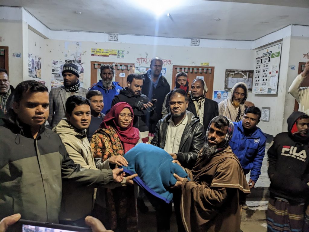 সিংগাইরে ভাসমান ও দুস্থদের মাঝে উপজেলা প্রশাসনের কম্বল বিতরণ