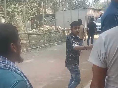 সিংগাইরে গরুর ফার্মে ভাঙচুর ও তিন লাখ টাকা লুটের অভিযোগ