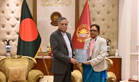 রাষ্ট্রপতির হাতে আইন কমিশনের ২০২৫ সালের বার্ষিক প্রতিবেদন হস্তান্তর