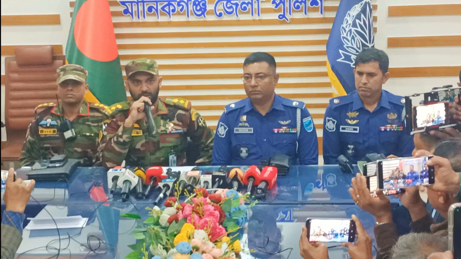 মানিকগঞ্জে যৌথ বাহিনীর অভিযানে আগ্নেয়াস্ত্র, ককটেল ও বোমা উদ্ধার