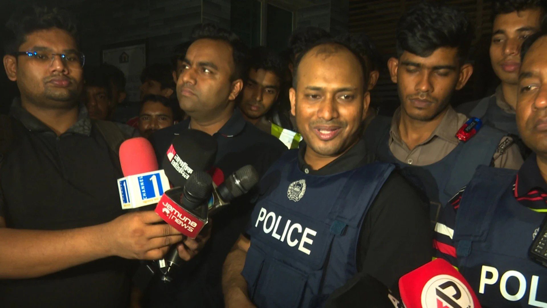 জেনেভা ক্যাম্পে পুলিশের অভিযান, আটক ৮