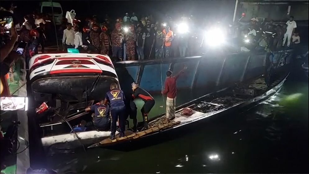 দৌলতদিয়ায় ফেরিঘাটে মর্মান্তিক দুর্ঘটনা: পদ্মায় বাস ডুবে নিহত ২৬