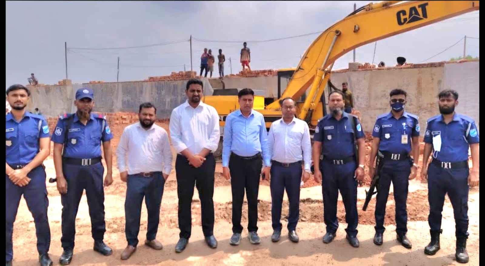 সিংগাইরে ইটভাটায় কৃষি জমির টপ সয়েল ব্যবহারের অপরাধে ৭ ভাটাকে ১৯ লাখ টাকা জরিমানা