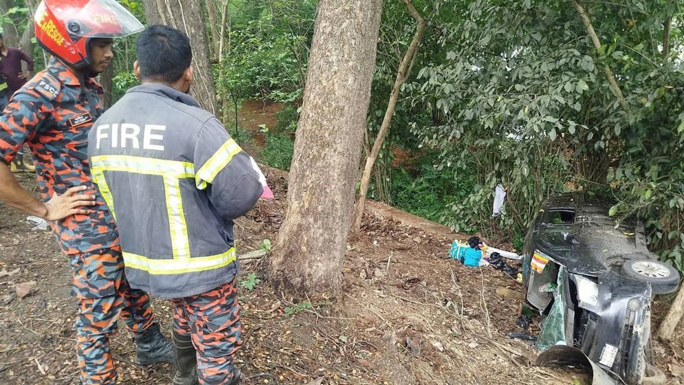 চট্টগ্রামে মাইক্রোবাস খাদে, সড়ক দুর্ঘটনায় নিহত ৩