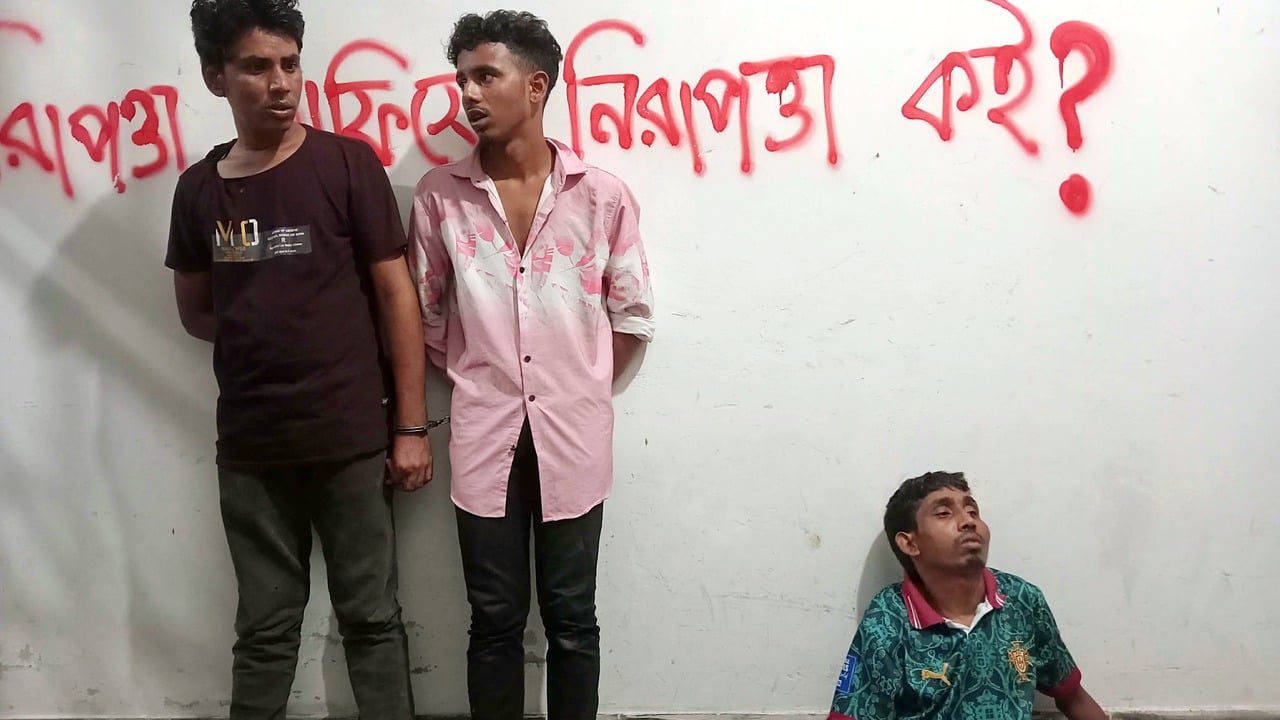 জাবিতে ইভটিজিংয়ের অভিযোগে ৩ জনকে পুলিশের হাতে তুলে দিল শিক্ষার্থীরা