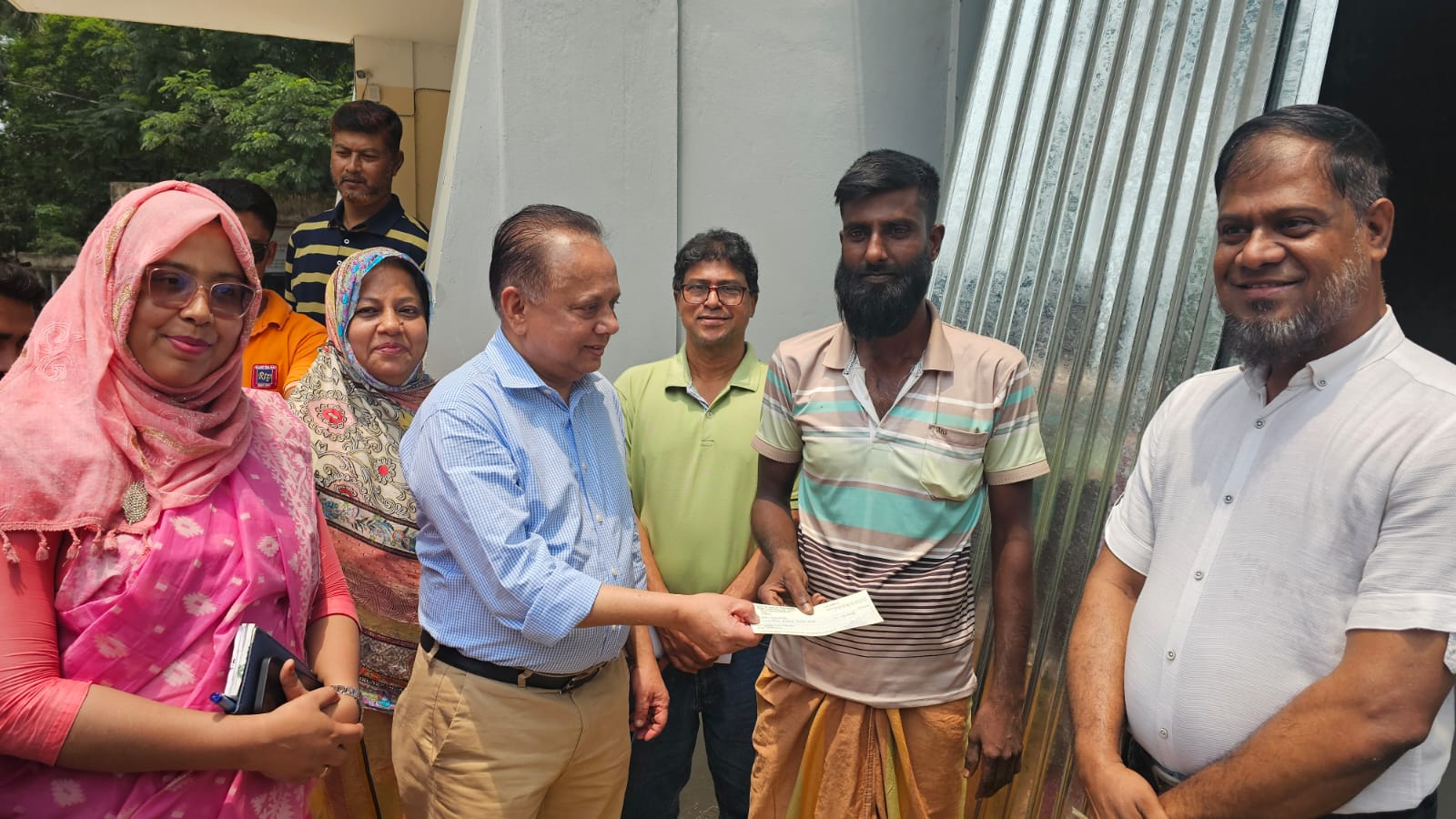সিংগাইরে এমপি শান্ত’র উদ্যোগে টিন ও চেক বিতরণ