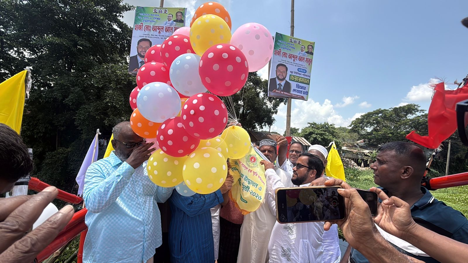 সিংগাইরে দৃষ্টিনন্দন বাঁশের সেতুতে স্বস্তি ১০ গ্রামের মানুষ