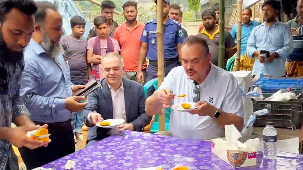 রাজশাহীর বানেশ্বর হাটে আম চেখে মুগ্ধ মার্কিন রাষ্ট্রদূত