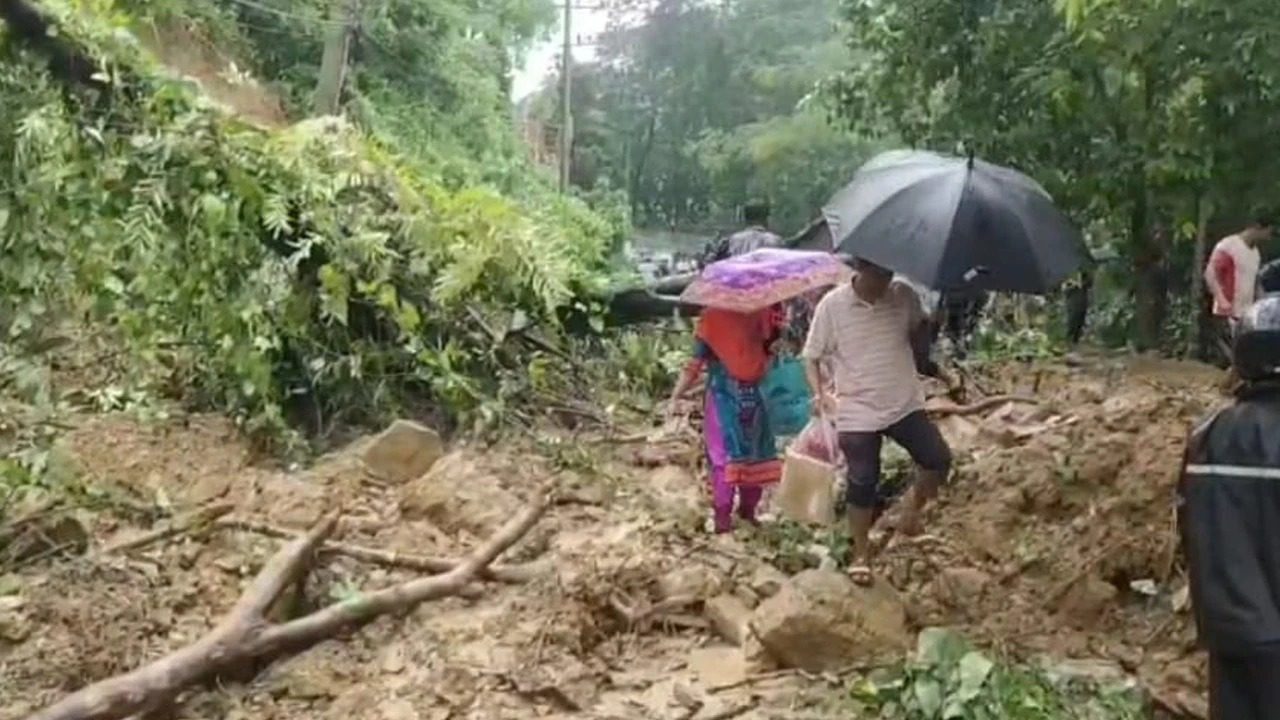 পাহাড়ধসে বান্দরবানে ৫, কক্সবাজারে ২ জনের মৃত্যু