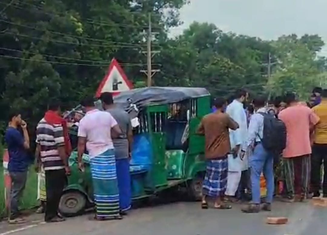 সিংগাইরে ট্রাক-সিএনজির মুখোমুখি সংঘর্ষে নিহত ১, আহত ৩