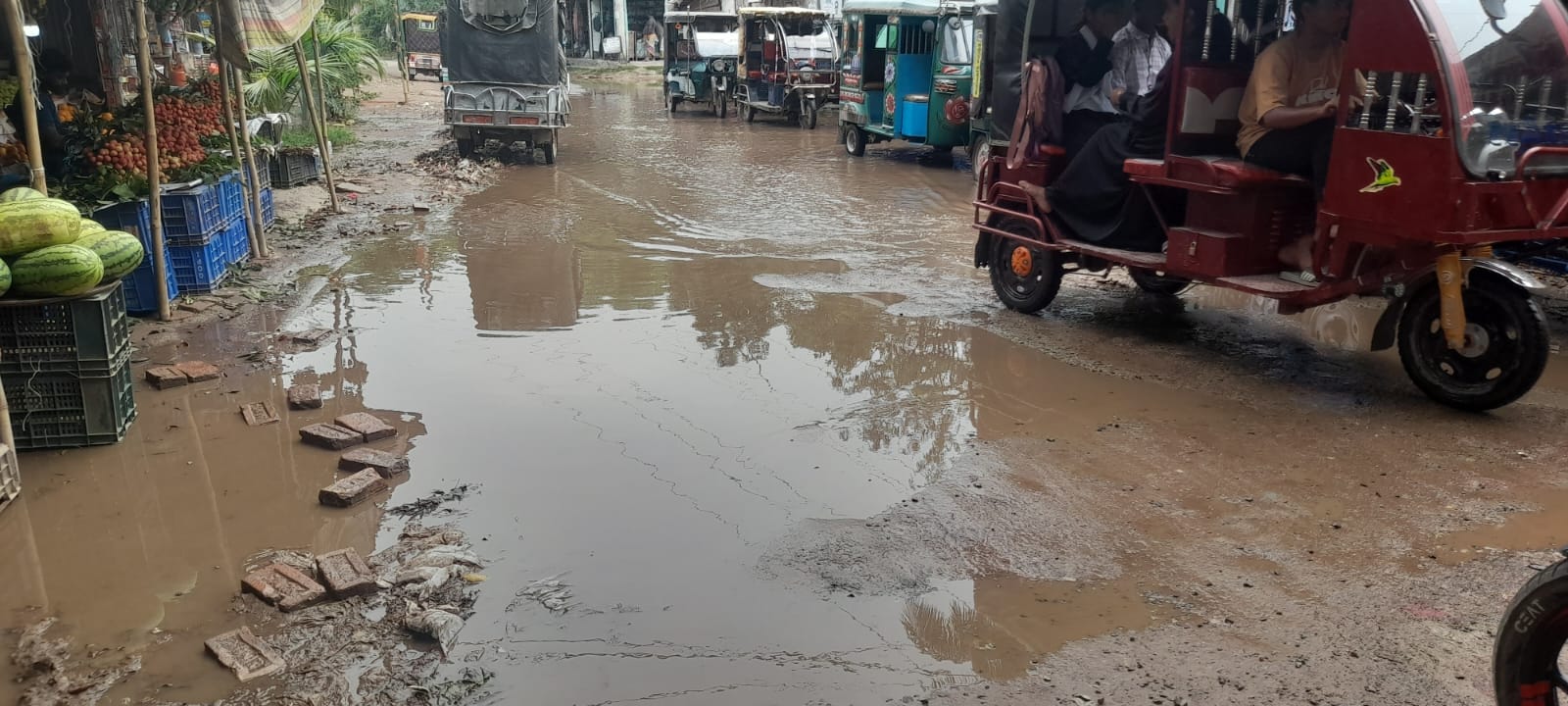 সংস্কারের অভাবে সিংগাইরের চার সড়ক যেন মরণফাঁদ