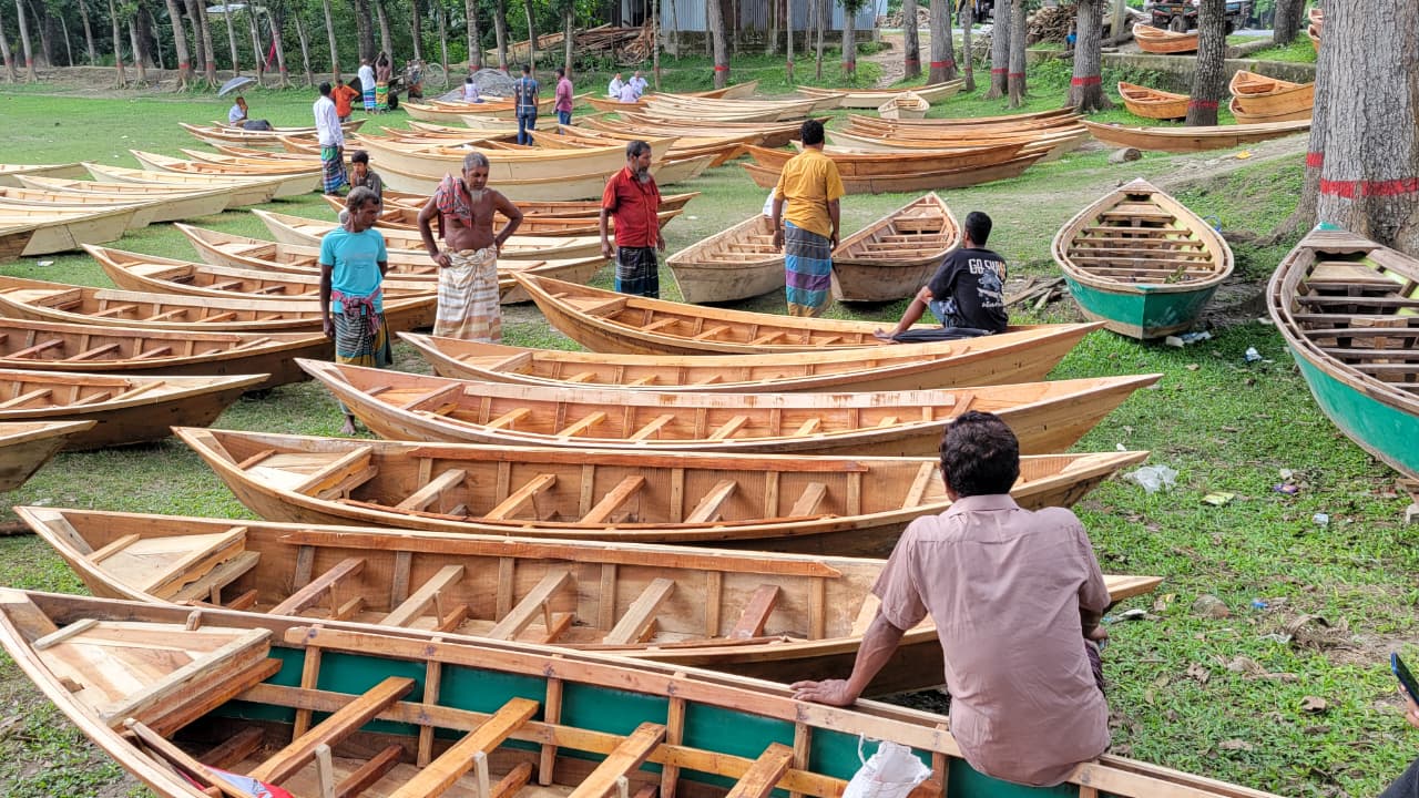 বর্ষার জলে প্রাণ ফিরেছে ঝিটকার নৌকার হাটে
