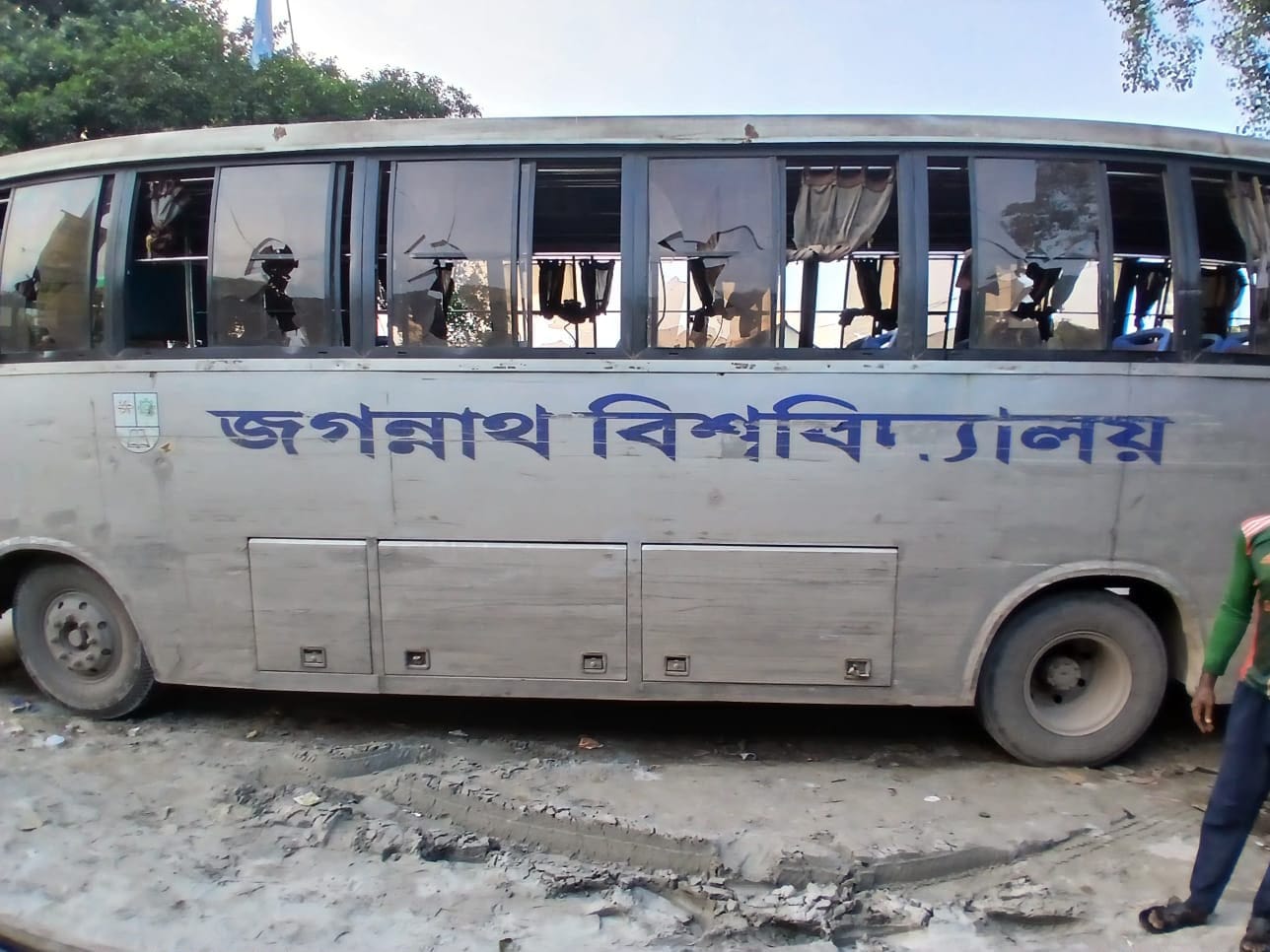 সিংগাইরে জবির ‘কালীগঙ্গা’ বাসে হামলা, আহত ১০