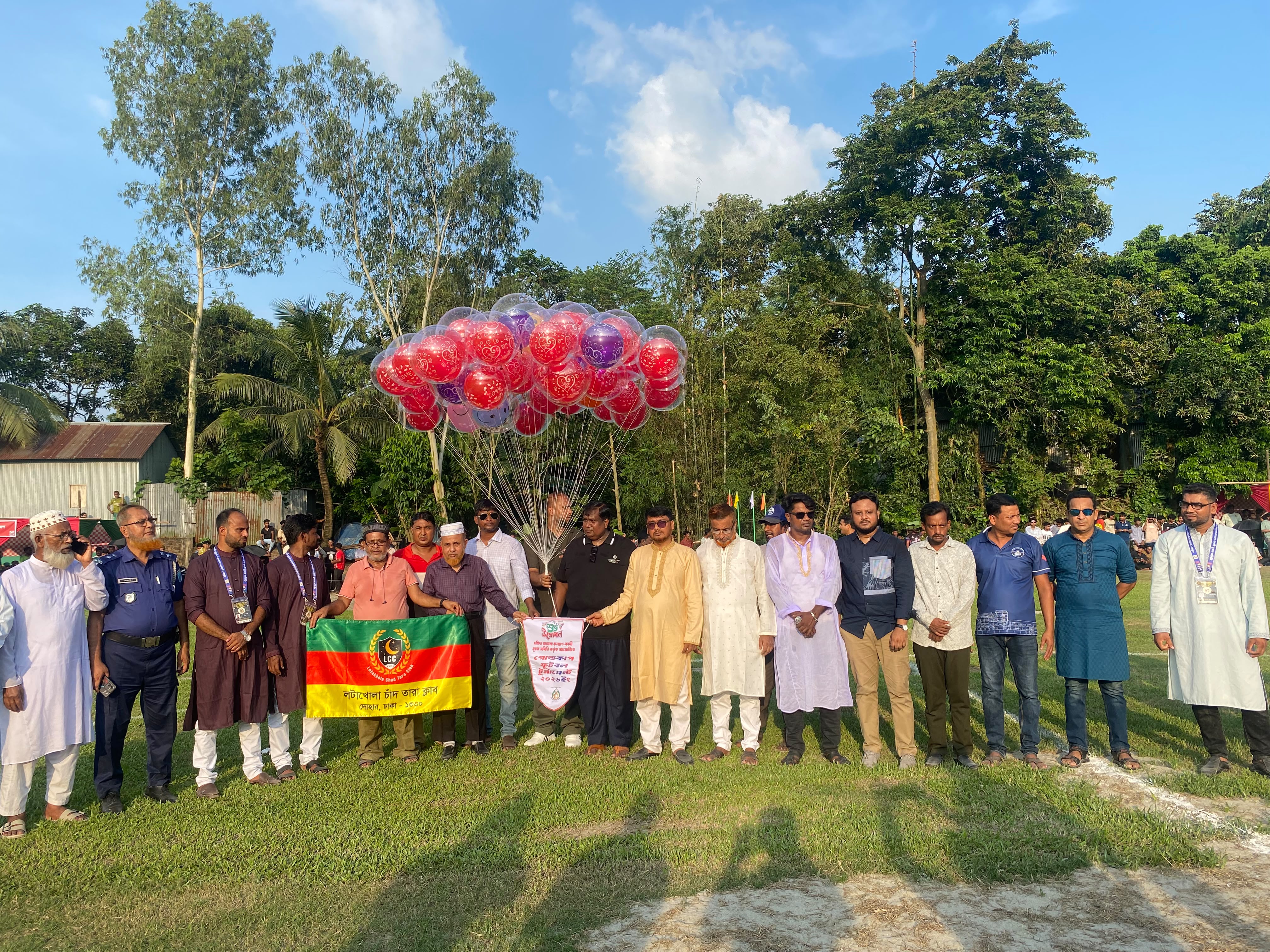হাজারো দর্শকের উচ্ছ্বাসে সিংগাইরে জামশা গোল্ডকাপ ফুটবলের জমকালো উদ্বোধন