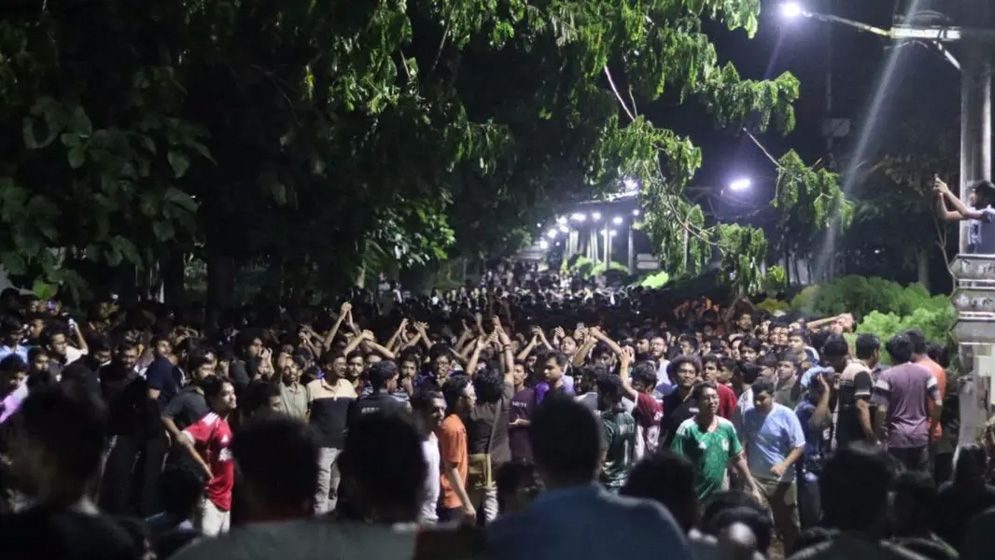 ভিসি পরিবর্তনের প্রতিবাদে রাতে চুয়েট শিক্ষার্থীদের বিক্ষোভ