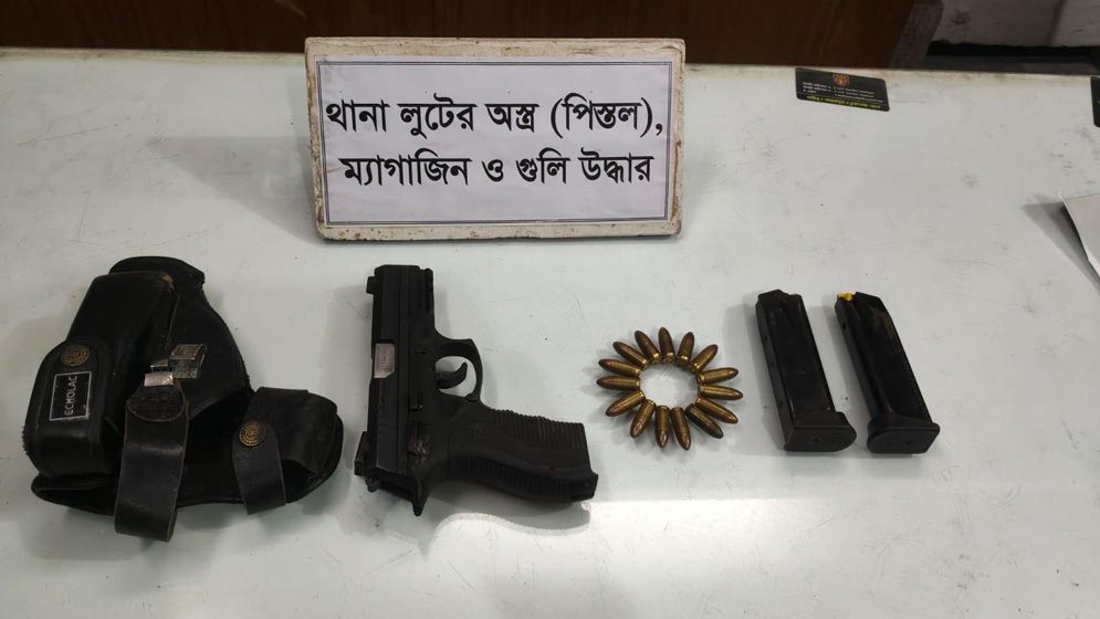 কুষ্টিয়ায় শয়নকক্ষের মেঝে খুঁড়ে থানা লুটের অস্ত্র উদ্ধার