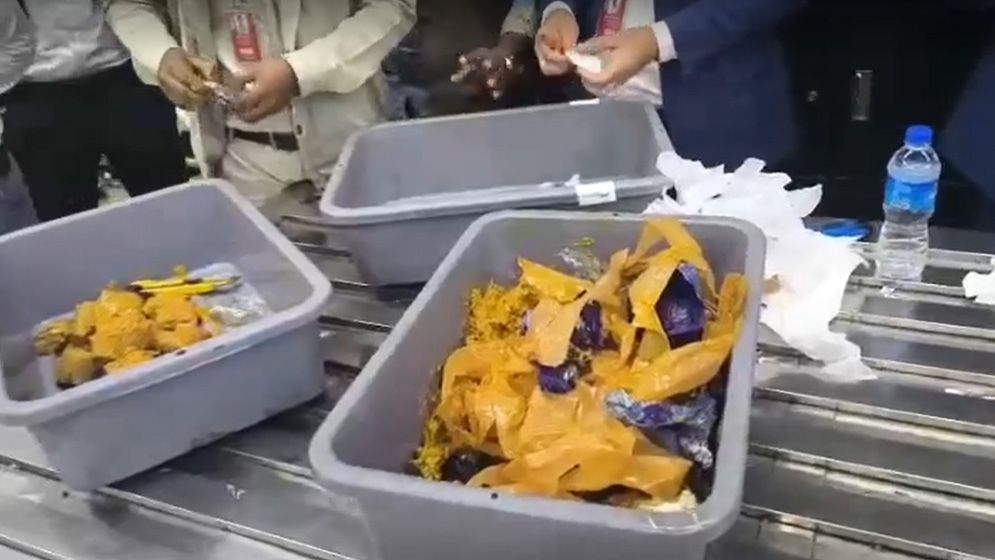 শাহজালালে যাত্রীর ব্যাগ থেকে ২ কোটি ৭০ লাখ টাকার স্বর্ণালংকার ও হীরা জব্দ