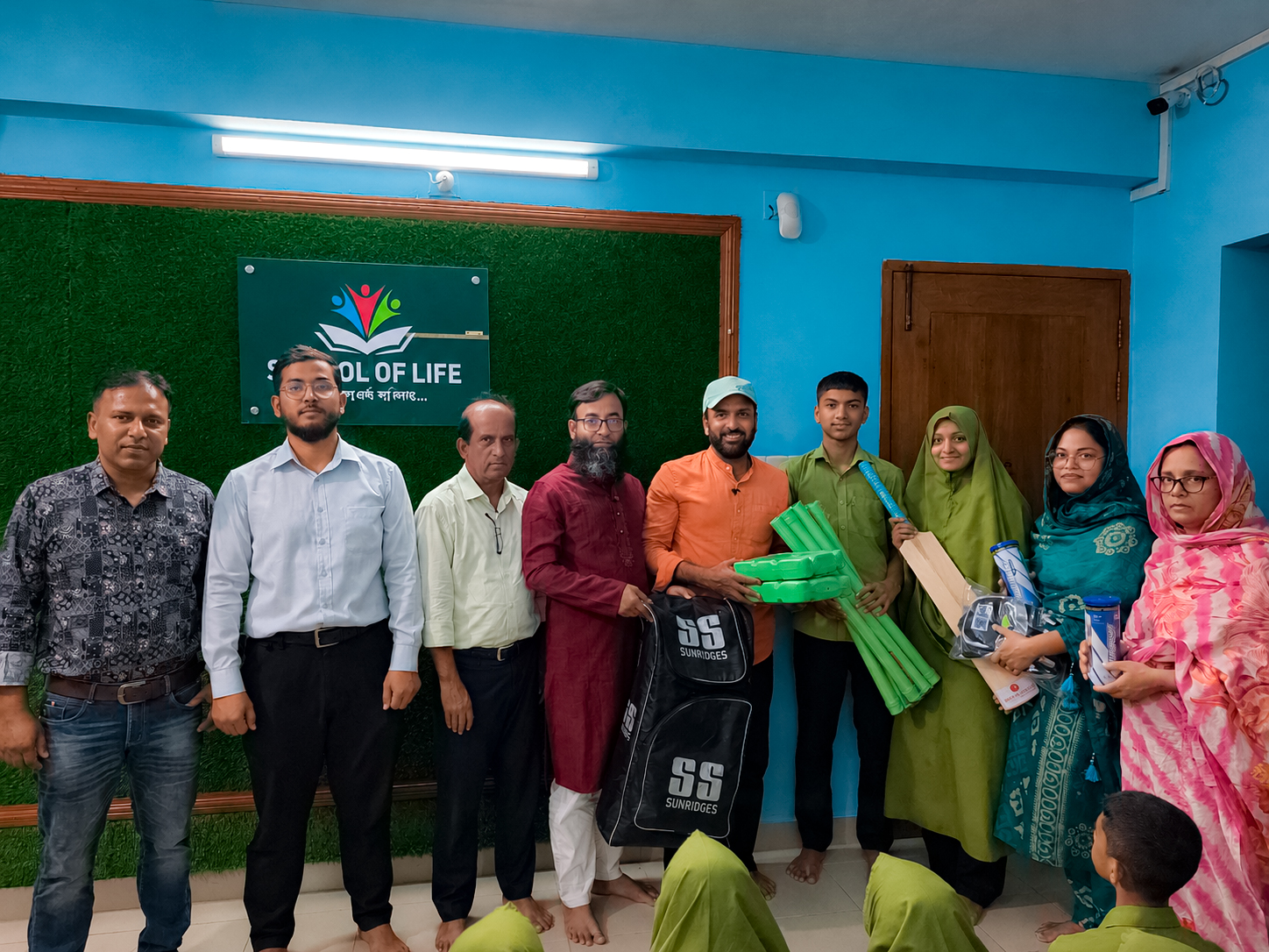 শিক্ষার্থীদের মাঠমুখী করতে ক্রিকেট সামগ্রী বিতরণ করল javedomer.com