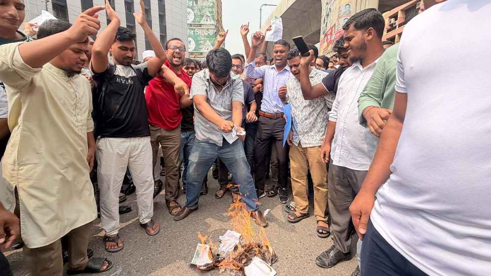 প্রশ্নপত্র ফাঁসের অভিযোগে যুব উন্নয়ন অধিদপ্তরের নিয়োগ পরীক্ষা স্থগিত, সড়ক অবরোধ