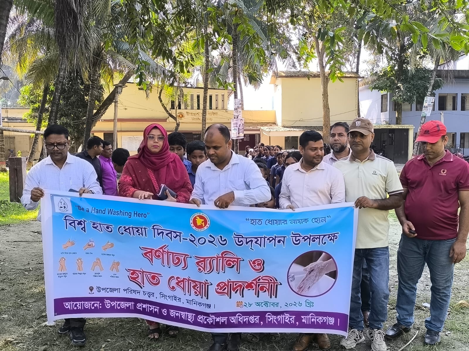 সিংগাইরে হাত ধোয়া দিবসে শিক্ষার্থীদের নখ পরীক্ষা করলেন ইউএনও