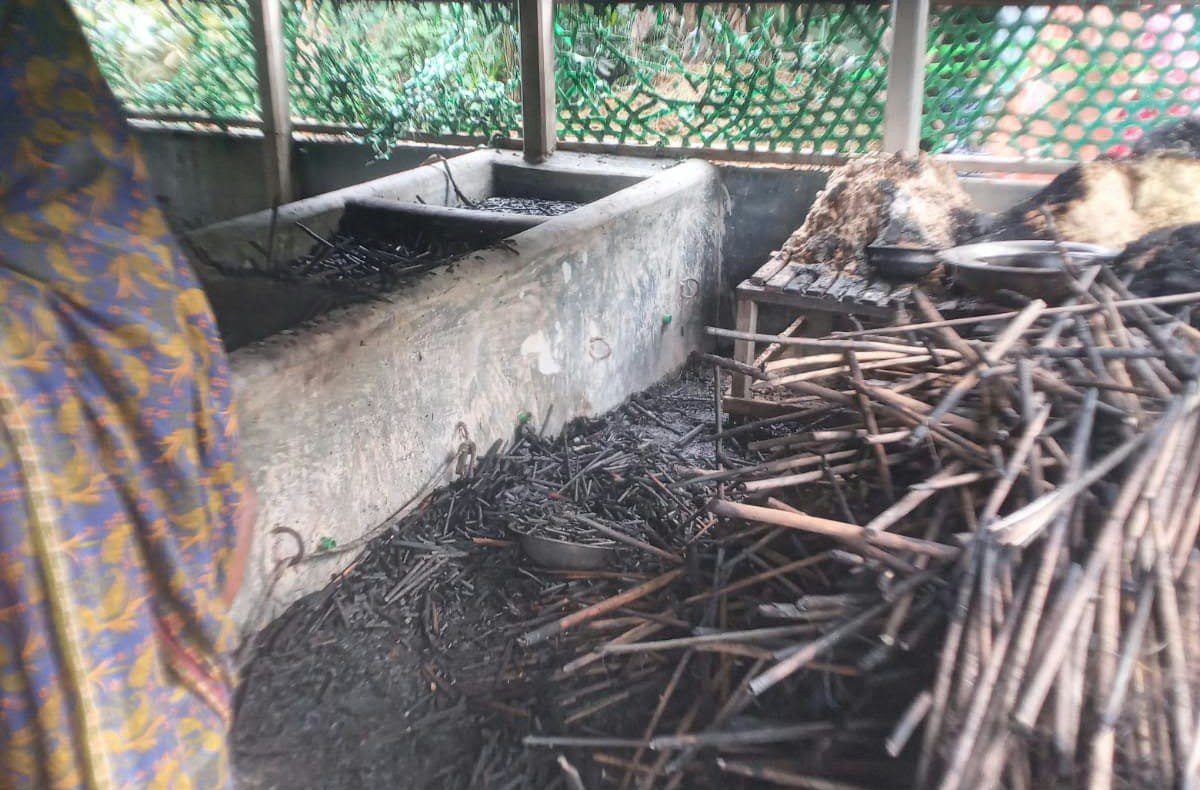 সিংগাইরে অগ্নিকাণ্ডে গরু-ঘর পুড়ে ছাই, দগ্ধ গৃহকর্ত্রী