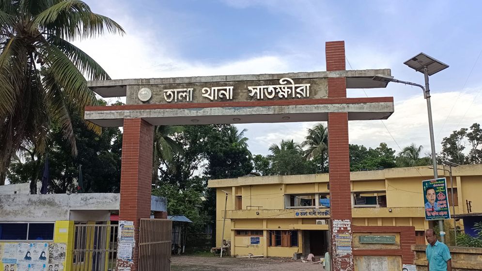 সাতক্ষীরায় বাবাকে খুঁটিতে বেঁধে মারধরের ৩ দিন পর কলেজছাত্রীর মৃত্যু