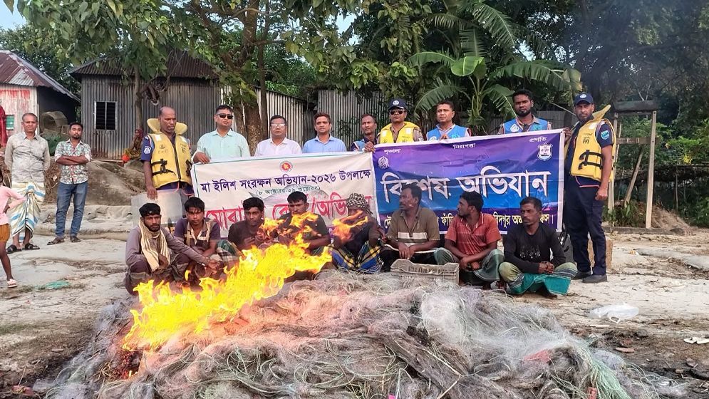 রাজবাড়ীতে ২ লাখ মিটার কারেন্ট জালসহ আটক ৮ জেলে